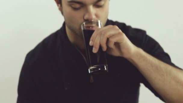 Homem bebe refrigerante — Vídeo de Stock