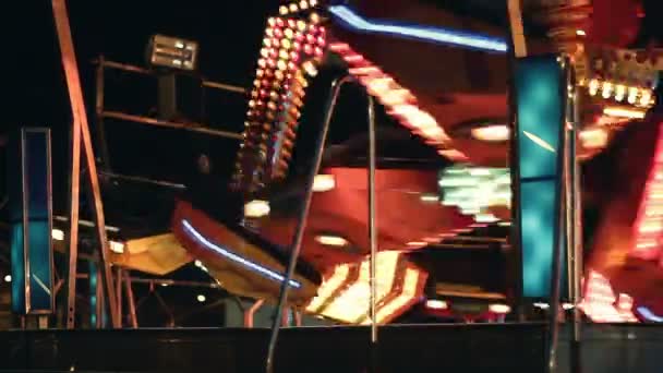 Carrousels in amusement park's nachts — Stockvideo