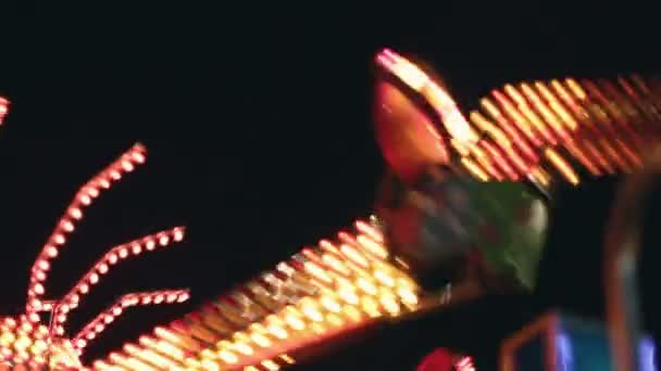 Carrousels in amusement park's nachts — Stockvideo