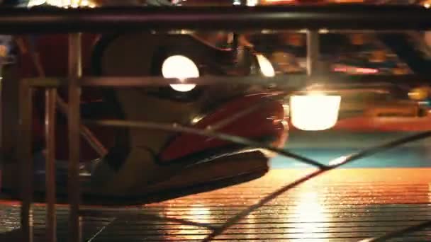 Carrousels dans le parc d'attractions la nuit — Video