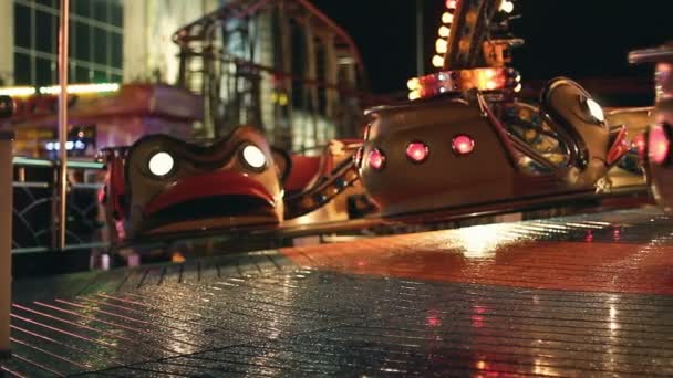 Carrosséis no parque de diversões à noite — Vídeo de Stock