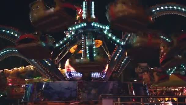 Karussells in Freizeitpark in der Nacht — Stockvideo