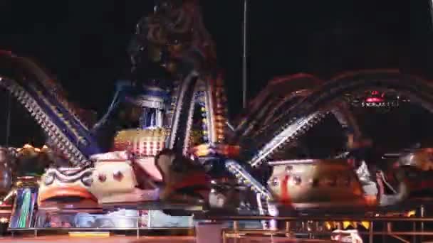 Carrousels dans le parc d'attractions la nuit — Video