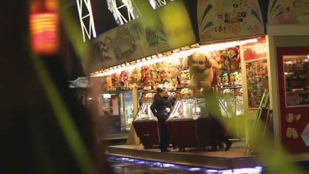 Kolotoče v zábavním parku v noci — Stock video
