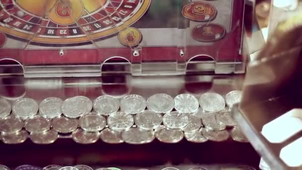 Mozgó belső szerencsejáték gép vidámparkban érmék — Stock videók