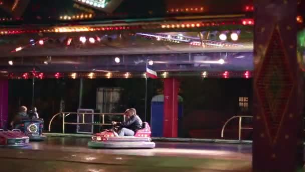 Carrousel avec voitures & motos dans le parc d'attractions — Video