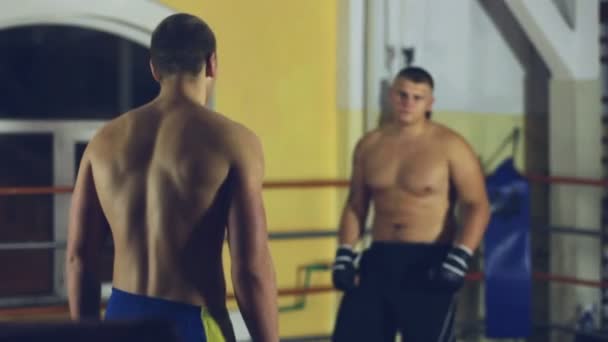 Двое мужчин спаррингуют на ринге — стоковое видео