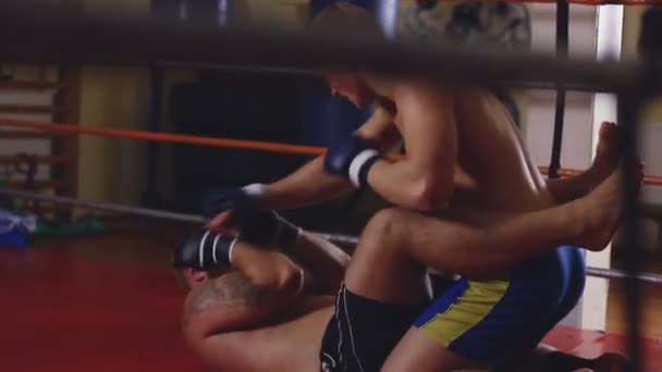 Двоє чоловіків розмовляють на рингу — стокове відео