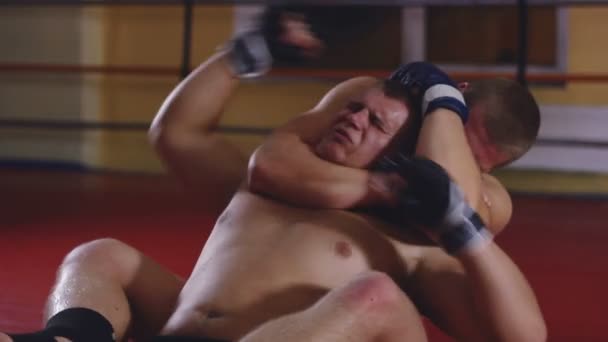 Twee mannen sparring op ring — Stockvideo