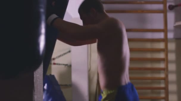 Jeune boxeur trains sur sac de boxe — Video