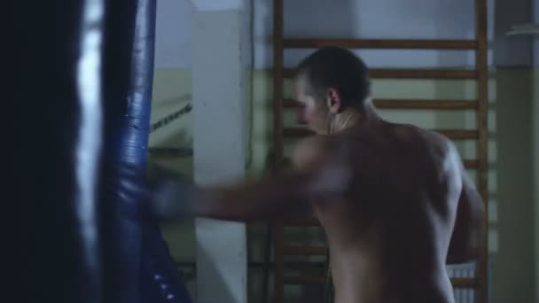 Jeune boxeur trains sur sac de boxe — Video