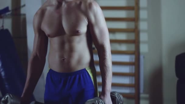 Joven boxeador haciendo ejercicio con dumbbelss — Vídeos de Stock