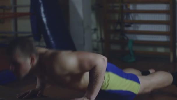 Mladý boxer zahřívání — Stock video