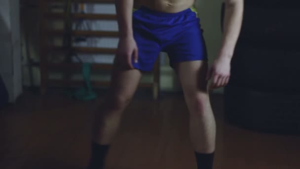 Junge Boxer wärmen sich auf — Stockvideo