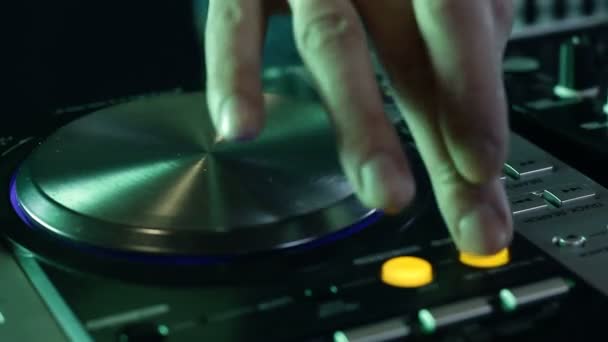 DJ usando sua mesa mixer — Vídeo de Stock