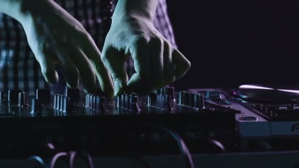 DJ usando sua mesa mixer — Vídeo de Stock