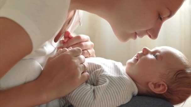 Matka bawiąc się jej dziecko Wideo Stockowe bez tantiem