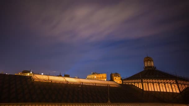 Op het dak van geboren markt verlichte gebouw 's nachts — Stockvideo