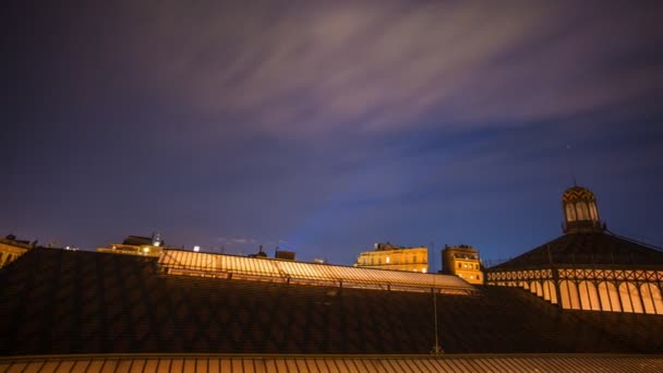 Op het dak van geboren markt verlichte gebouw 's nachts — Stockvideo