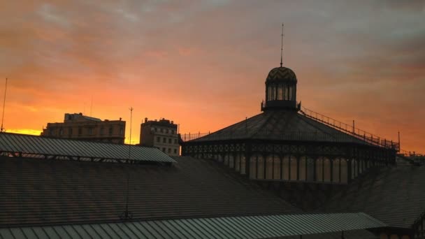 Крыша Рынка Борн освещена ночью — стоковое видео