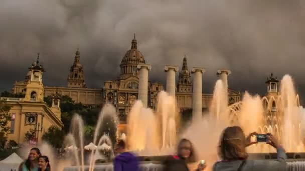 Fuente mágica iluminada al atardecer — Vídeo de stock