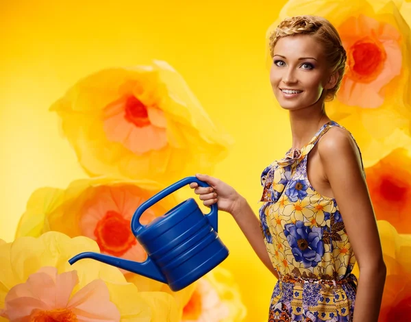 Vrouw onder grote gele bloemen — Stockfoto