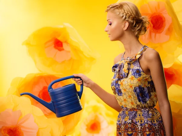 Mulher entre grandes flores amarelas — Fotografia de Stock