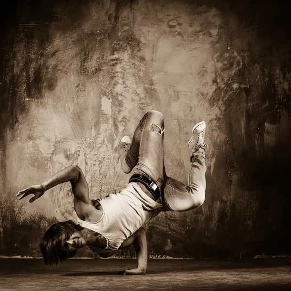 Jeune homme faisant des mouvements acrobatiques — Photo