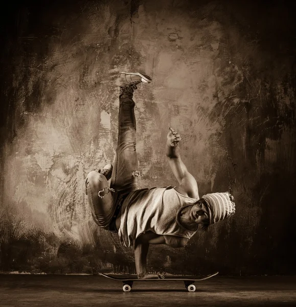 Joven haciendo movimientos acrobáticos — Foto de Stock