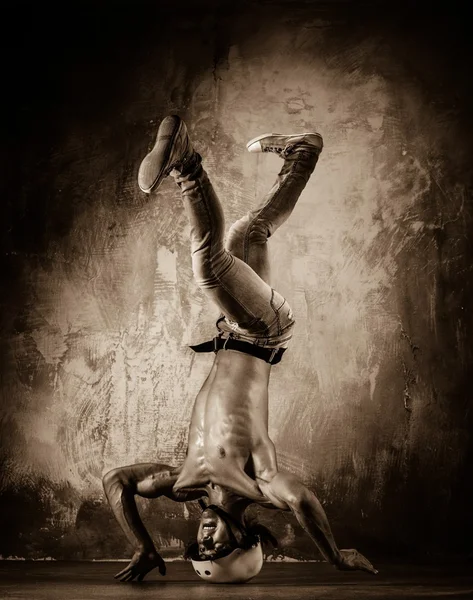 Jovem fazendo movimentos acrobáticos — Fotografia de Stock