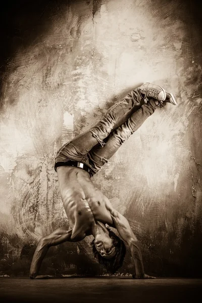 Fiatal férfi csinál akrobatikus mozgások — Stock Fotó
