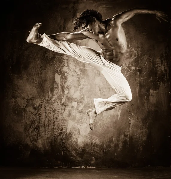 Young man doing acrobatic movements — Stock Photo, Image