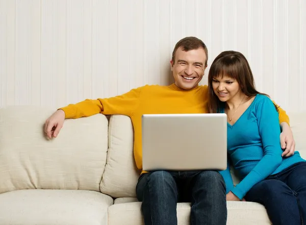 Koppel met een laptop — Stockfoto