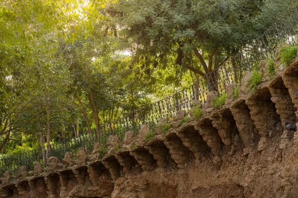 Mens gemaakt klei balkon in een park gaudi — Stockfoto