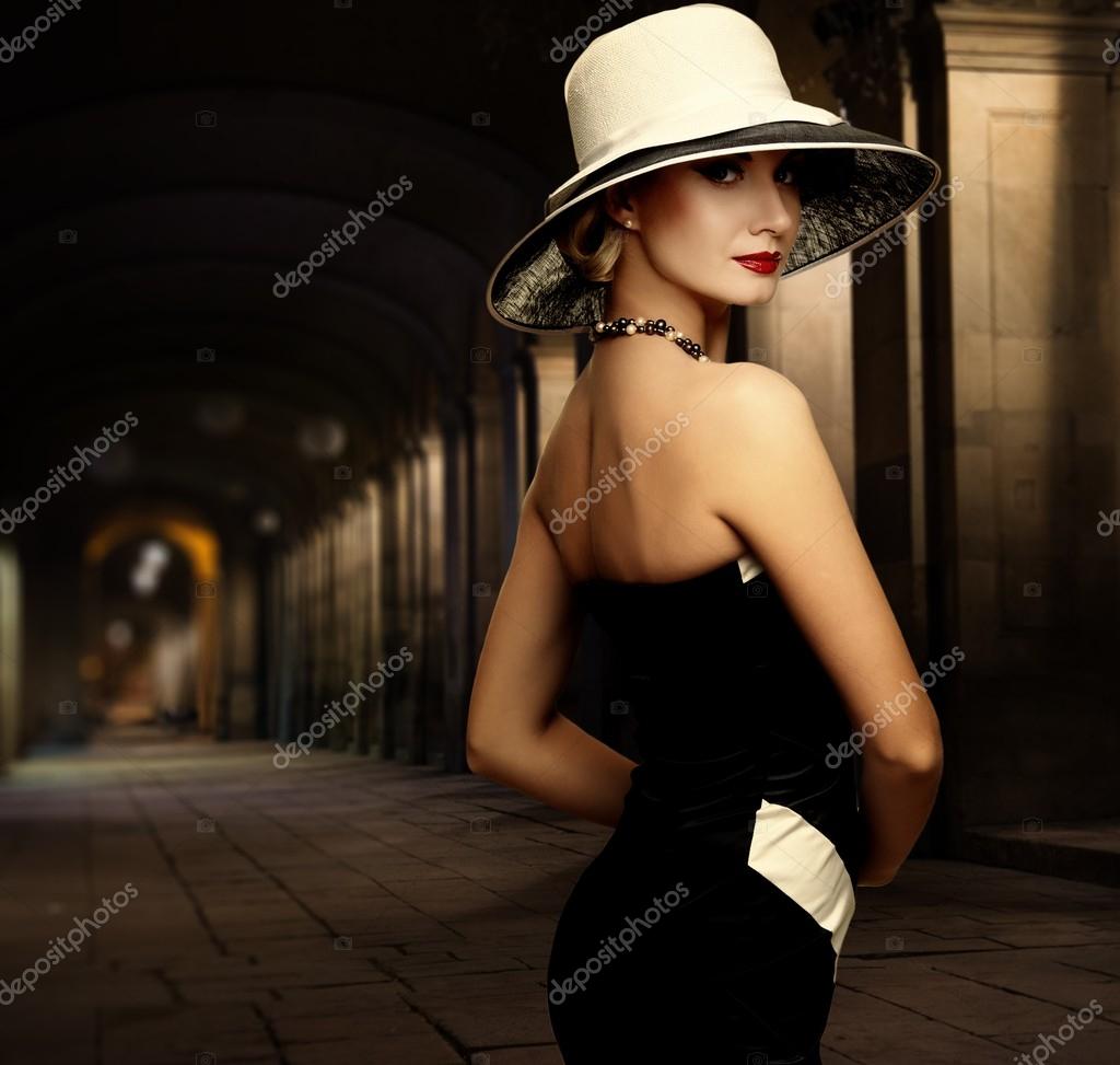 Modelos vestidos elegantes fotos de stock, imágenes de Modelos vestidos elegantes sin royalties | Depositphotos Modelos vestidos elegantes fotos de stock, imágenes de Modelos vestidos elegantes sin royalties | Depositphotos