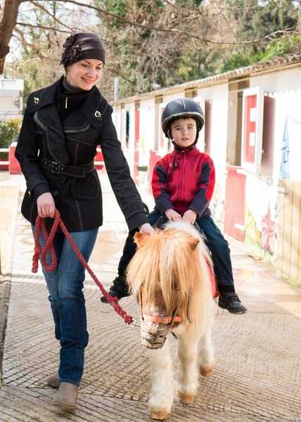 Pequeño niño montando en pony —  Fotos de Stock
