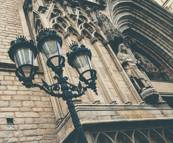 Lampione contro facciata cattedrale — Foto Stock