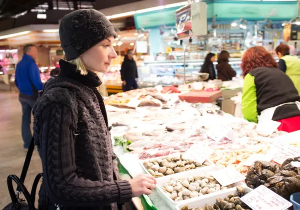 Giovane donna che sceglie frutti di mare — Foto Stock