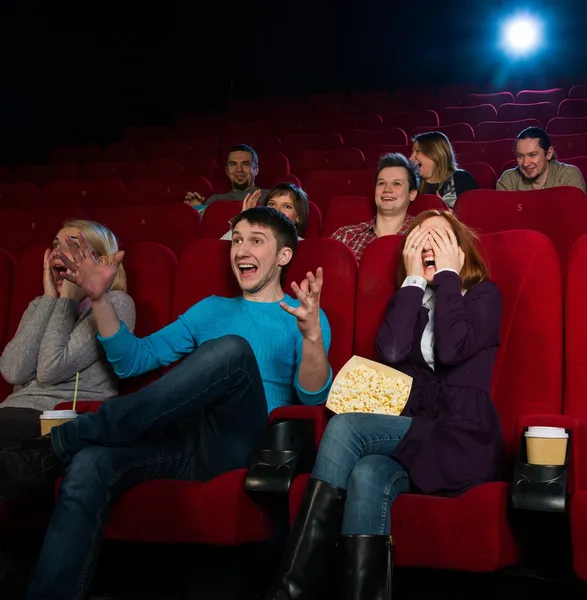 Gruppe junger Menschen im Kino — Stockfoto