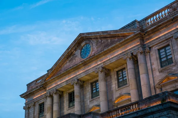 Ancien bâtiment avec horloge sur la façade — Photo