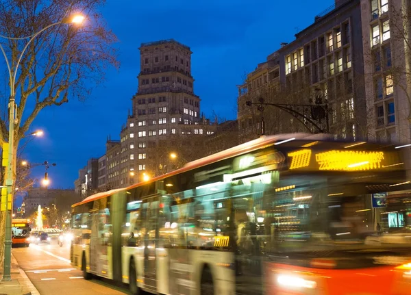 Быстрое движение транспорта в ночном городе — стоковое фото