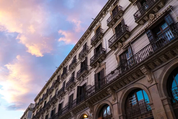 Фасад здания с балконами против красивого неба — стоковое фото