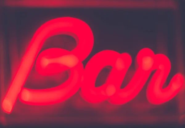 Leuchtendes "Bar" -Schild in der Nacht — Stockfoto