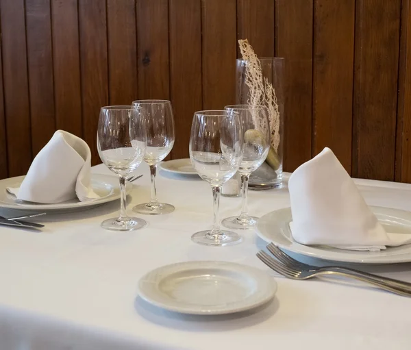 Establecimiento de mesa en un restaurante — Foto de Stock
