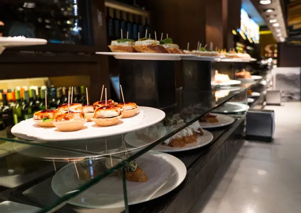 Pinchos bascos tradicionais em uma chapa no restaurante — Fotografia de Stock