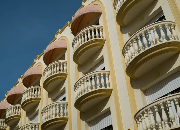 Hermosos balcones en la ciudad de Sitges, España — Foto de Stock