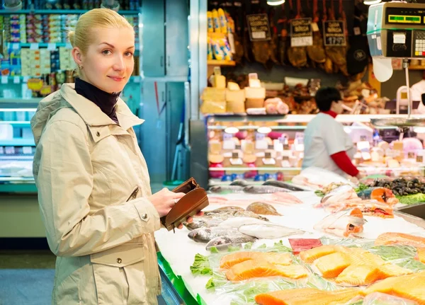 Jovem loira comprando peixe no mercado — Fotografia de Stock