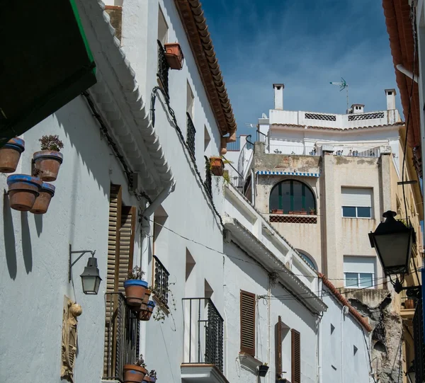 Ruas estreitas na cidade de Sitges, Espanha — Fotografia de Stock