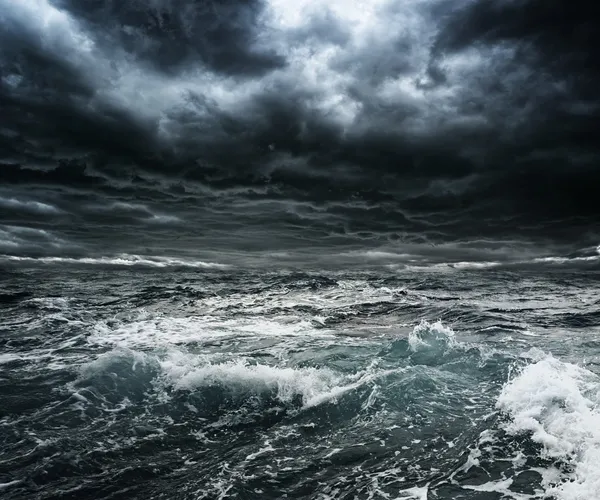 Céu escuro tempestuoso sobre o oceano com ondas grandes — Fotografia de Stock