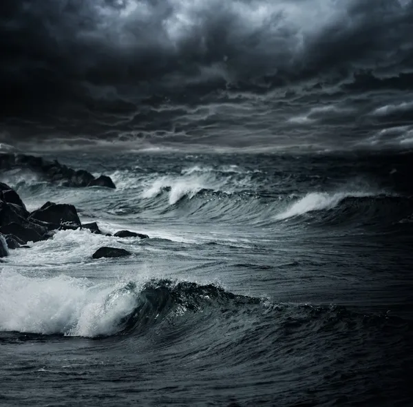 Cielo tormentoso oscuro sobre el océano con grandes olas Imagen De Stock